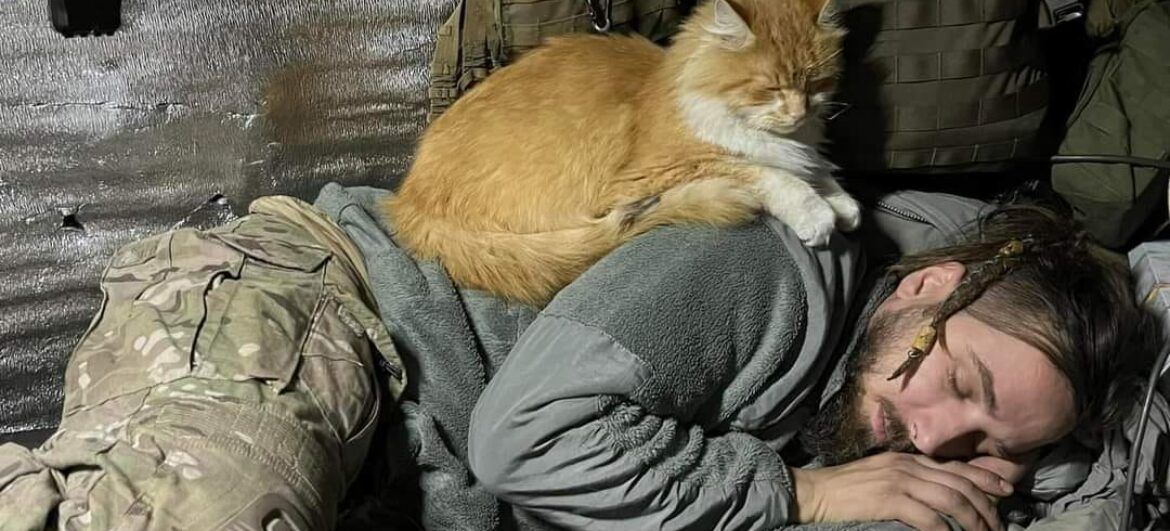 Російські окупанти вбили поета і добровольця Максима Кривцова і його рудого кота